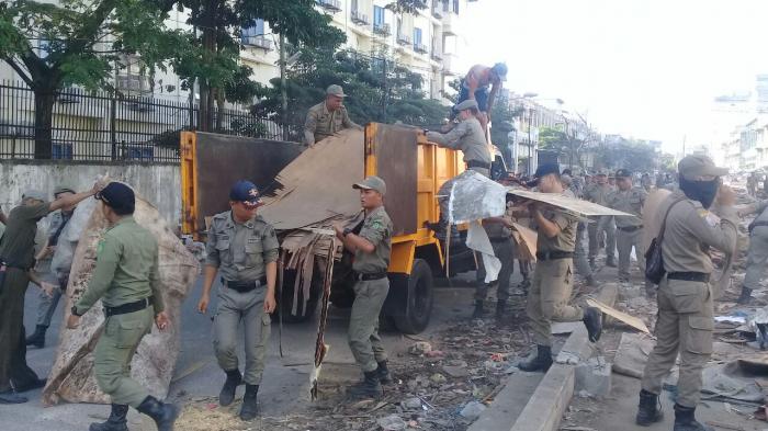 Kawasan Jalan Bulan Mulai Dibersihkan