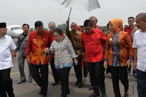 Tengku Erry Sambut Megawati di Lanud Soewondo Medan