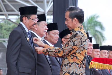 Tengku Erry Terima Anugerah Satyalancana Pembangunan Dari Presiden Jokowi