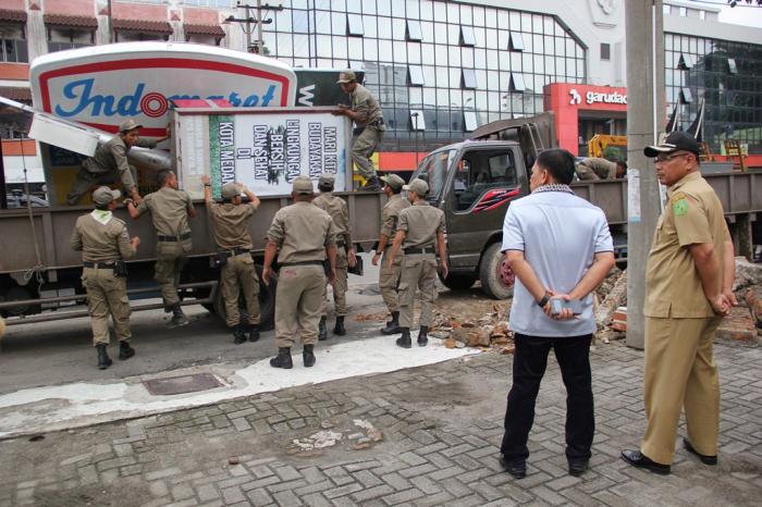 Papan Reklame Ilegal Dibongkar Habis