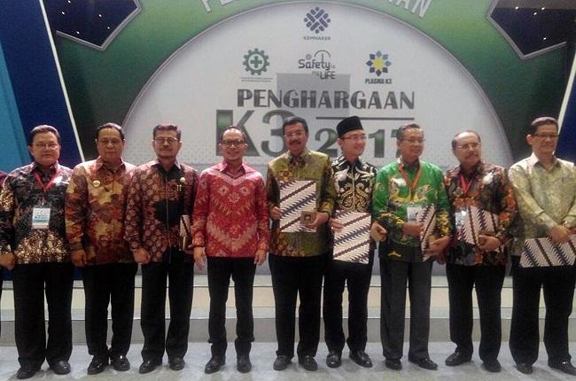 Paten! 5 Tahun Berturut, Tengku Erry Raih Penghargaan K3 dari Menteri Tenaga Kerja