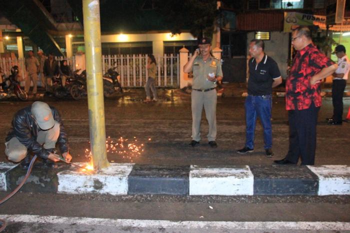 Akhyar Nasution Pantau Langsung, 20 Tiang Reklame Ilegal Dibongkar