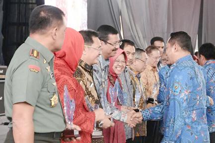 Tengku Erry Terima Penghargaan Anti Narkoba