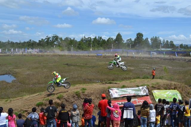 Wisata Arena Sirkuit SL 2000 Dihadiri Puluhan Ribu Masyarakat Pada Kejurda Motocros