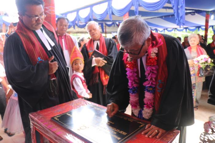 Ephorus HKBP Letakkan Batu Alas HKBP Sipultak Dolok