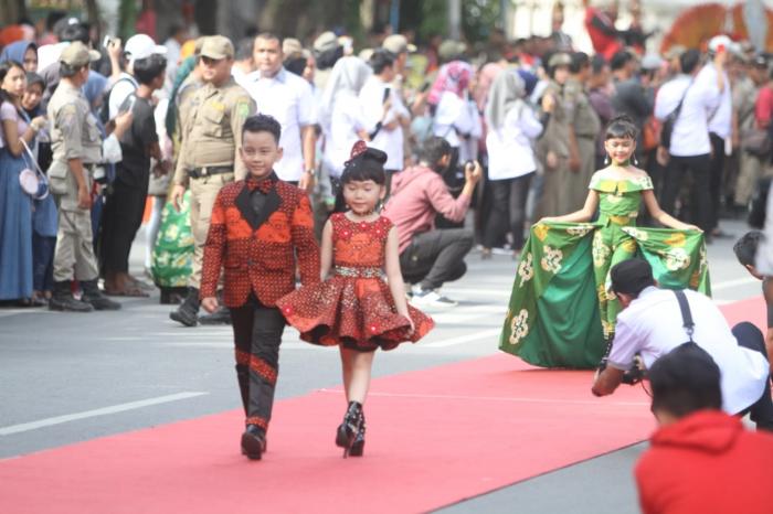 Kolaborasi Batik Medan dan JFC Pukau Pengunjung Colorful Medan Carnival