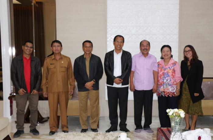 Bupati Humbahas "Martandang" ke Rumah Mantan Bupati Drs Maddin Sihombing