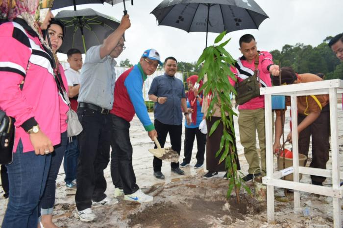 Pj Walikota Padangsidimpuan Dr Sarmadan Hasibuan MM Tanam Pohon di Binalatoeng