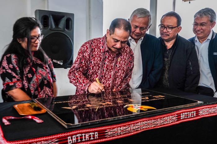 Menpar Arief Yahya Tanda Tangani Prasasti Peresmian Batikta Balige