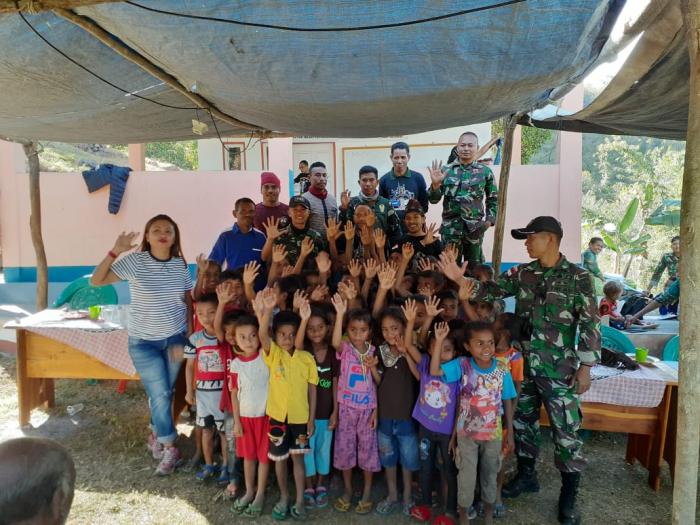 Buku dan Sembako Satgas Yonmek 741 Ukir Senyum Warga Nelu