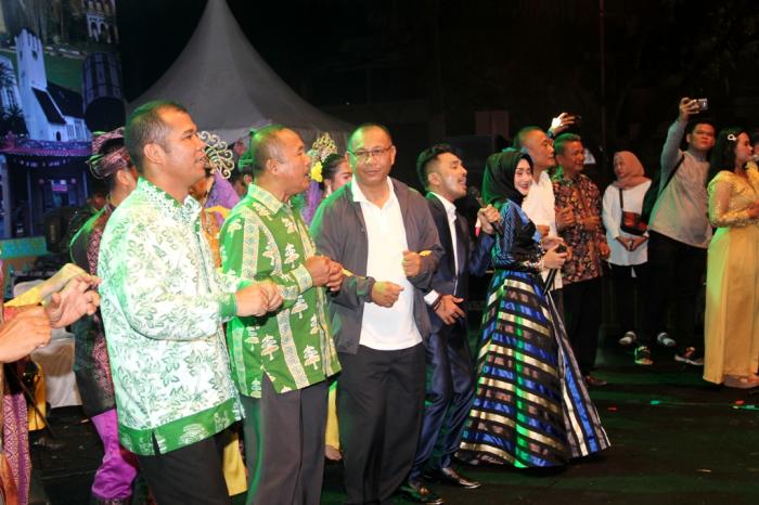 Warga Saksikan Panggung Colorful Medan Carnival