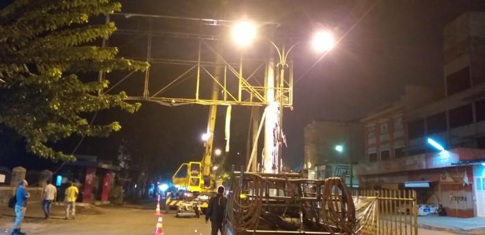 Petugas Bongkar 3 Unit Papan Reklame, Simak Alasannya
