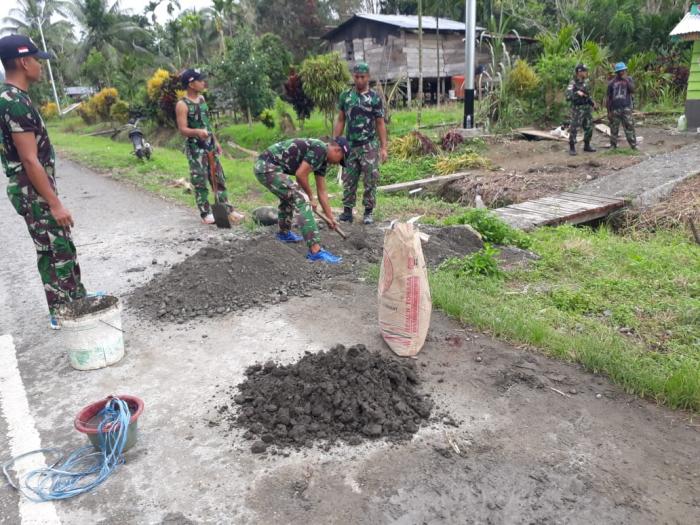 Budayakan Hidup Sehat, Yonif 725 Bangun Jamban Warga di Bompay