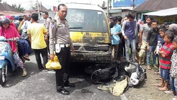 Angkot Tabrak Sepeda Motor dan Seret Ibu Guru