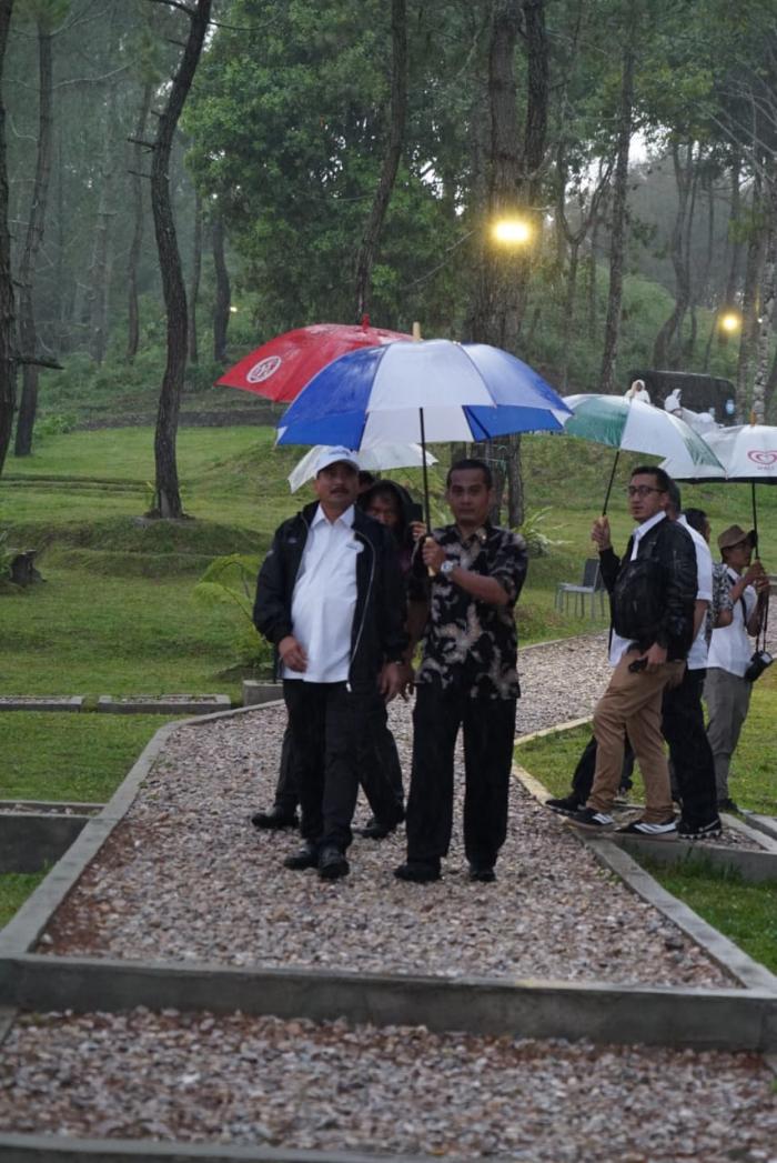 Diguyur Hujan, Menpar Arief Yahya Tinjau 3A Danau Toba