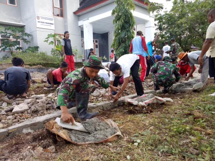 Satgas Yonif RK 136 bersama Warga Perbaiki Akses Jalan di Pelauw