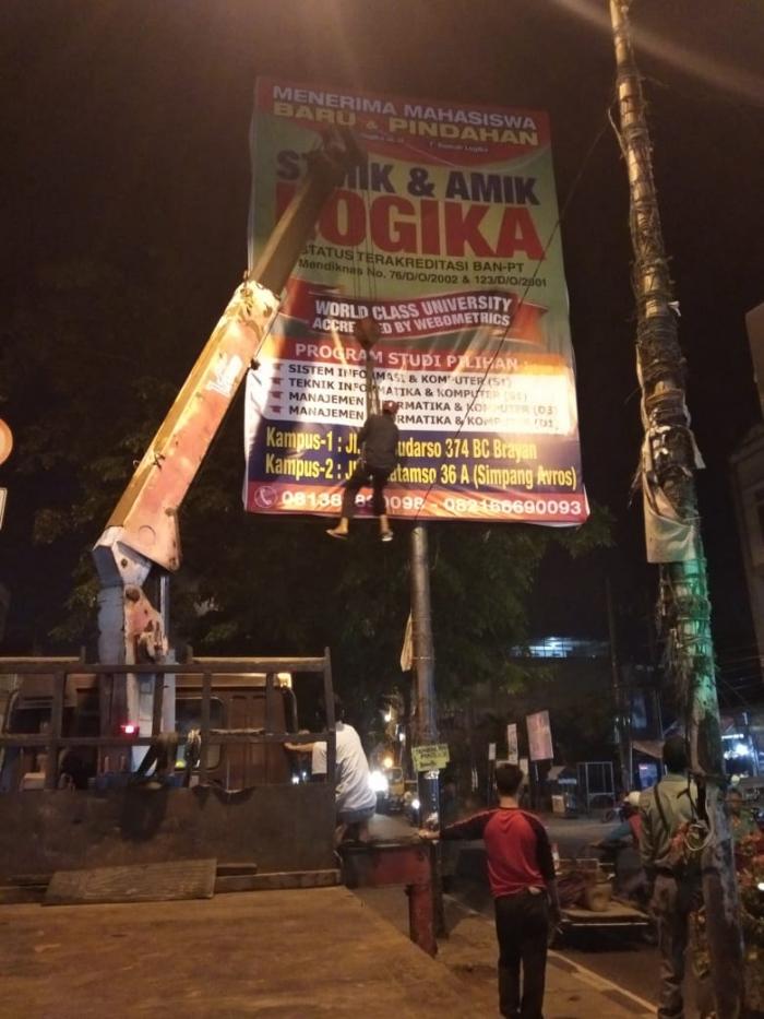 Petugas 'Cincang' Papan Reklame di AR Hakim Dibongkar
