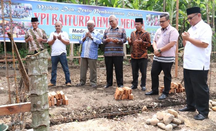 Akhyar Nasution Letakkan Batu Pertama Pembangunan Kelas Baru di YPI Baiturrahman