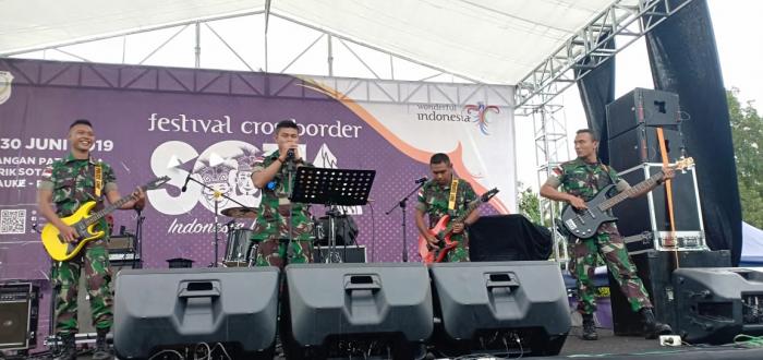 Band Macan Kumbang dan Gemu Famire Satgas Yonmek 521 Hibur Pengunjung Crossborder Festival II