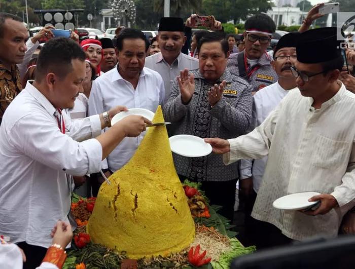 Ribuan Relawan Jokowi Hadiri Kenduri Rakyat di Depan Istana