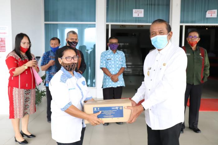 Wabup Taput Serahkan Bantuan Sembako Bagi 146 orang Pelaku Wisata dan Ekraf