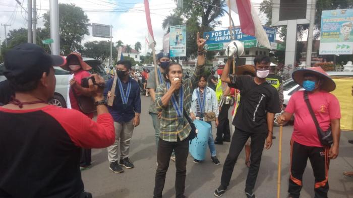 Tiba di Jambi, Petani Asal Deliserdang Orasi Dibundaran Kota