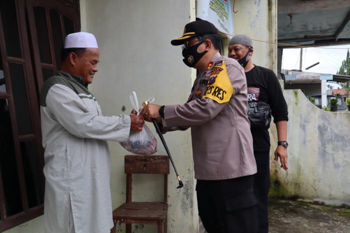 Bagikan Daging Kurban, Kapolres Dairi Langsung Turun Ke Rumah Warga