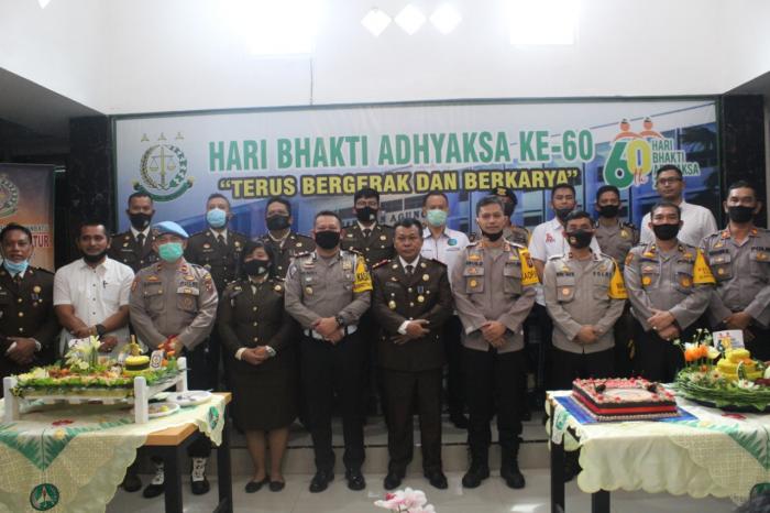 Hari Bhakti Adhyaksa ke 60, Kapolres Labuhanbatu Berikan Kue Ulang Tahun