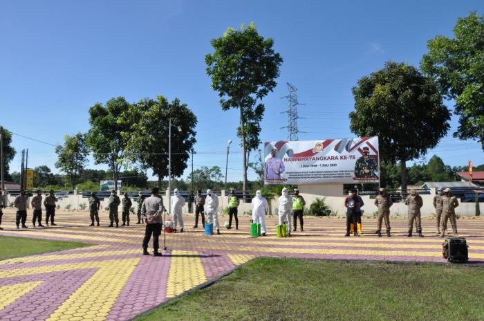 Polres Humbahas Lakukan Penyemprotan Desinfektan Upaya Penangan Covid-19