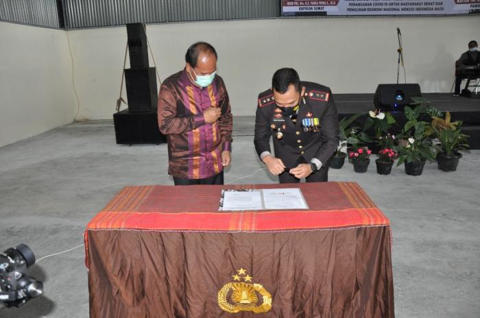 Kapolres Kab. Humbang Hasundutan Mengucapkan terimakasih terhadap donatur Gedung Olahraga Wicaksana Laghawa Polres Humbahas Bapak Irwan Simamora