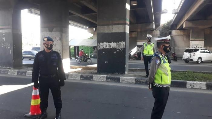 Penyekatan PPKM Darurat Medan, Personil Gabungan TNI POLRI dan Pemko Medan Putar Balik Pengendara Yang Menyalahi Aturan