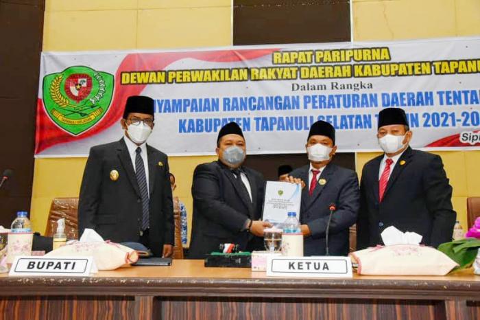 Bupati Tapsel Sampaikan Ranperda RPJMD 2021 - 2026