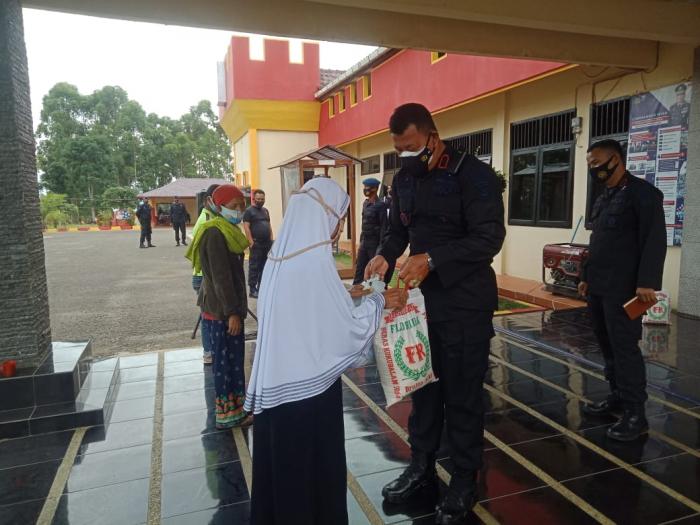 Jumat Berkah, Danyon C Pelopor Brimob Sumut Bagikan Sembako Kepada Kaum Dhuafa