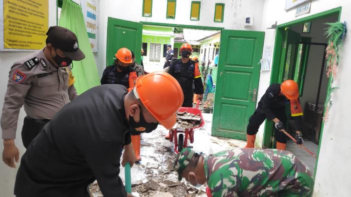 Angin Puting Beliung Terjang Rumah Warga di Kabupaten Sergei, Brimob Batalyon B Sumut Bantu Proses Evakuasi
