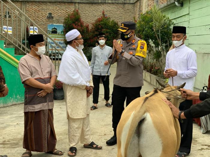 Kapolres Humbang Hasundutan Serahkan Hewan Qurban Kapolda Sumut, Irjen Pol Drs. R.Z Panca Putra. S. M.Si