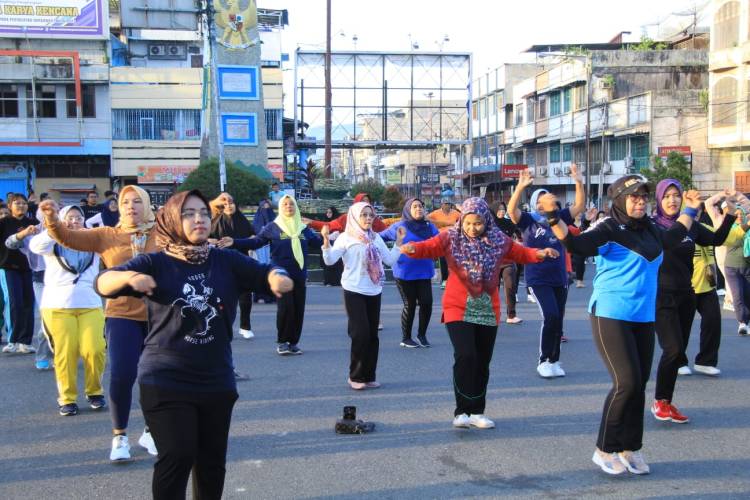 Nikmatnya Suasana Bundaran Simpang 6 Rantauprapat Saat CFD