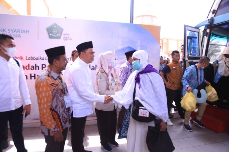 Bupati Labuhanbatu Sambut Kepulangan Jamaah Haji di Embarkasi Medan