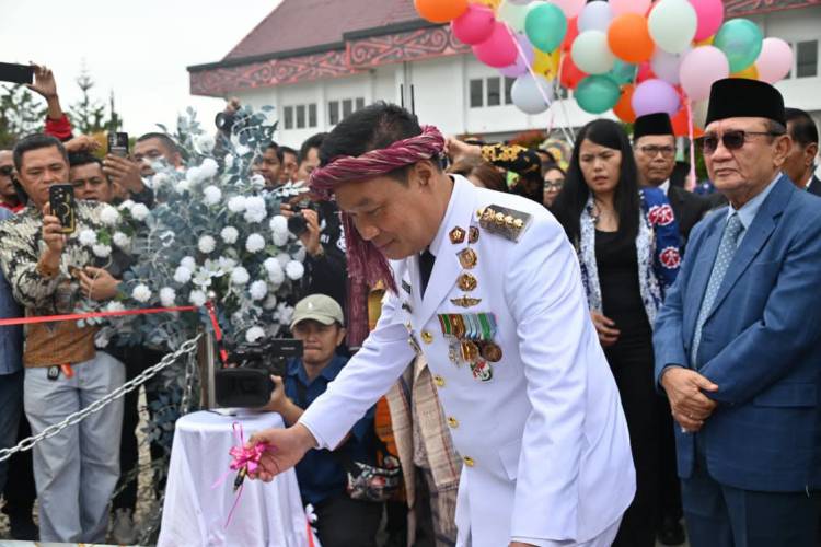 Bupati Tandatangani Prasasti, Tanda Penghormatan Bagi Pejuang Terbentuknya Kabupaten Humbahas