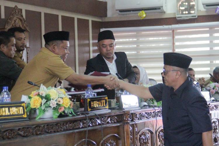 Wabup Serahkan Ranperda LPPL Radio Siaran Publik Daerah dalam Rapat Paripurna DPRD Labuhanbatu