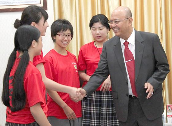 Siswa Ichikawa Jepang Turut Upacara HUT RI di Medan