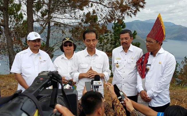  Presiden Tanam Bunga di Pinggir Danau Toba