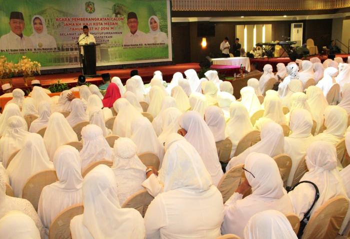 Akhyar Berangkatkan 1.854 Calhaj Asal Kota Medan