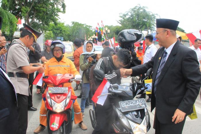 Wali Kota Bagi Bendera di Depan Taman Makam Pahlawan