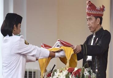 Ini yang Dibisikkan Ruth Cheline Purba ke Jokowi Saat Penurunan Bendera di Istana