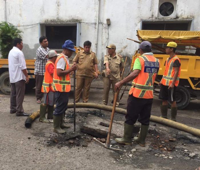 Dinas PU Normalisasi Drainase Jalan Perniagaan