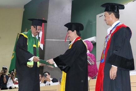 Tengku Erry Diwisuda, Rektor Bangga Dua Pemimpin Sumut Bergelar Doktor USU