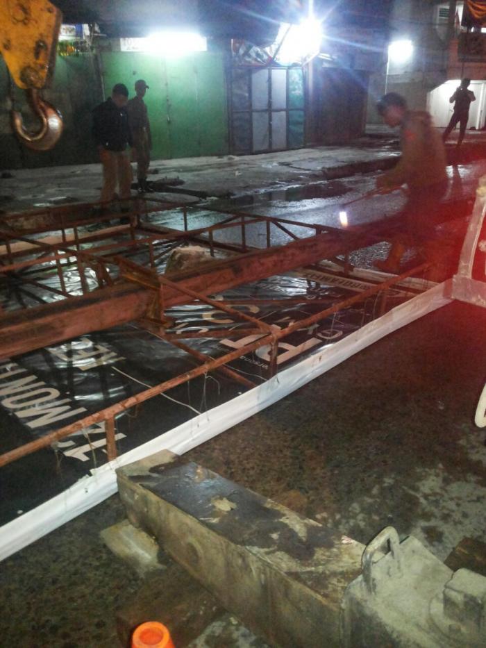 156 Tak Berizin Papan Reklame Dibongkar