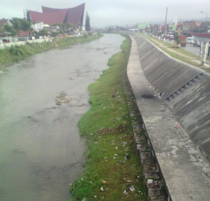 Sebaran Sampah Menghiasi Sungai Aek Sigeaon Tarutung