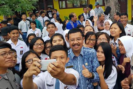 Siswa SMAN 1 Sidikalang Sambut Gubernur