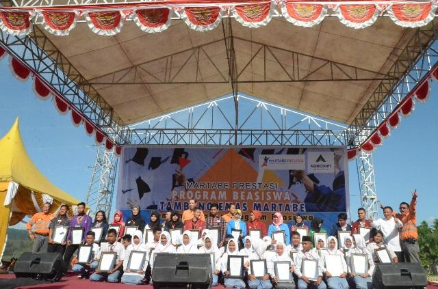 Tambang Emas Martabe Salurkan Beasiswa Martabe Prestasi